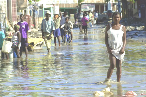 Une rue inondée de la ville des Gonaives quatre jours après le passage du cyclone Jeanne
