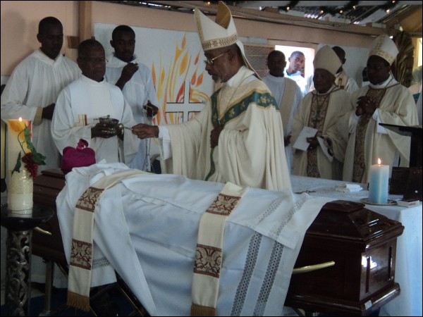 Mgr. Lafontant lors de la bénédiction finale. Photo: Le Nouvelliste