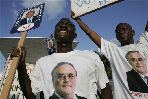 Supporters du candidat à la présidence Samir Mourra brandissant des pancartes