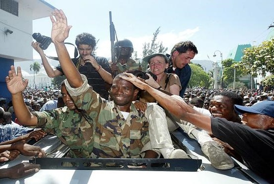 Entrée de Guy Philippe et des insurgés à Port-au-Prince, le 1er mars 2004. Photo de Joe Raedle/Getty Images