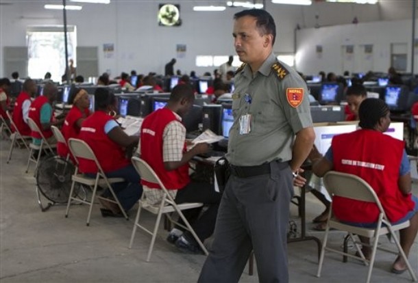 Élections du 20 mars 2011 Dépouillement des urnes dans un centre Vigilance et prudence des donateurs (Photo de Dieu Nalio Chery / AP Photo)