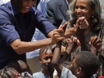 Michele Obama en Haiti: saluant des enfants à Port-au-Prince