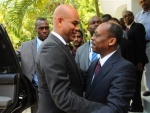 Martelly et Aristide: Le président Haïtien en fonction serrant la main de l'ancien président, Jean-Bertrand Aristide, le 12 octobre 2011