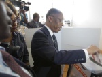 Aristide au bureau de vote