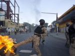 Des manifestants brûlant des pneus