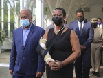 Martine Moise arrive à la MUPANAH pour un service commémoratif en l'honneur de son mari