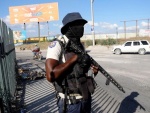 Un palicier en patrouille dans une rue de Port-au-Prince