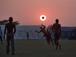 Des enfants jouant au football près d'un camp le Samedi 13 mars 2010