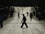 Un homme traversant une rue de Port-au-Prince